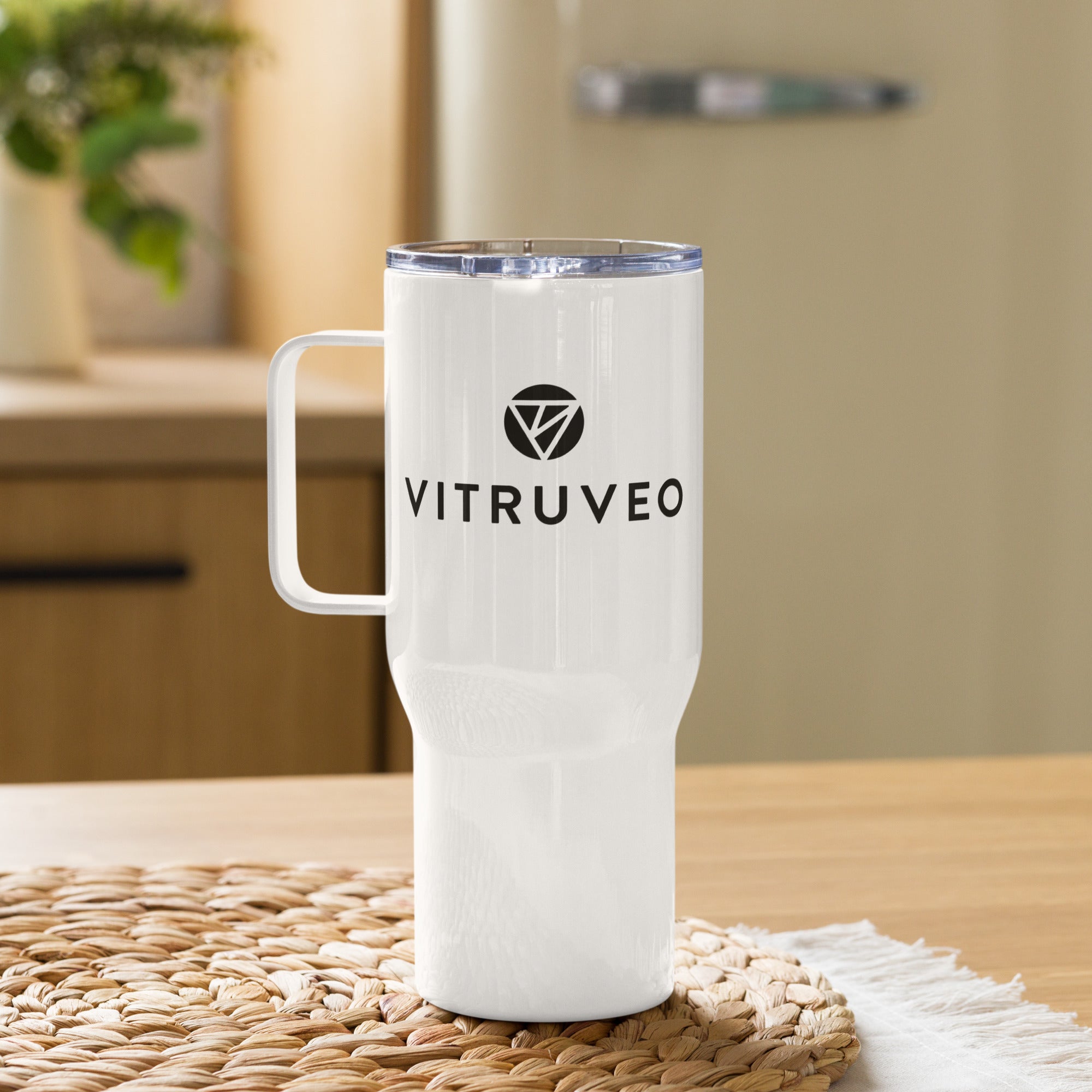 Travel mug with a handle